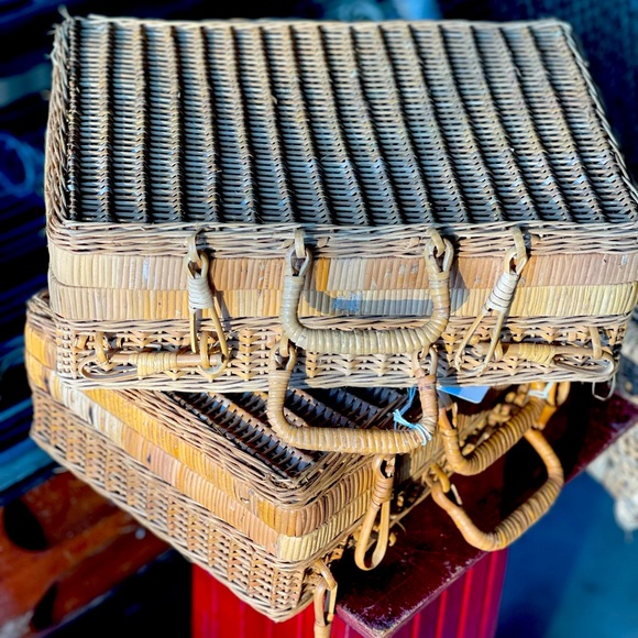 (1) Vintage Farmhouse Wicker 🧺 Picnic Baskets/Multi-use - Picture 6 of 7